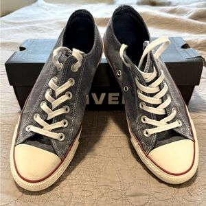 Converse All Star Low Top sneaker - Sz 8 Womens - Gently loved
